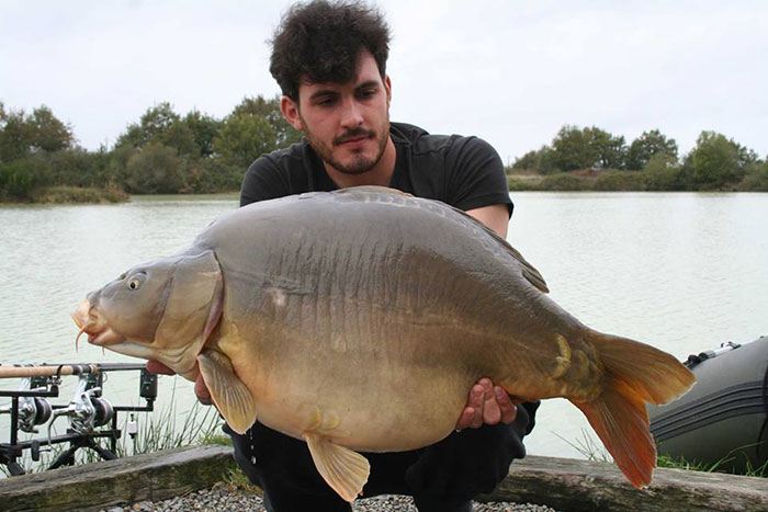 Mijn Duitse vriend Mariano met een van de enkele mooie vissen van Buster`s lake, hij viste onder lastige omstandigheden, de temperatuur van het water daalde met 5 graden binnen 24 uur en de vissen waren opslag passief.