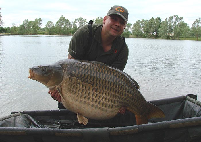 Rutger met zijn targetvis, gevangen op een 15mm SV1, met een pop-up maisje erop van Enterprise om het gewicht op te heffen, gevoerd met klein handje maïs en gebroken boilies.