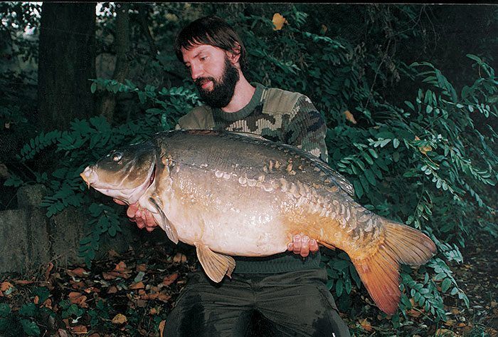 Phil met de jonge en verbazend snel groeiende 'Nieuwe', in '94 goed voor 16,5 kg. In het voorjaar van 1997 woog ie al 23,5 kg voor Raf van Opstal. Dit juweel stevende onhoudbaar af op de vijftig pond, ware het niet dat ook hij (in navolging van vele vissen vóór hem) werd ontstolen aan zijn thuis en er een weinig benijdenswaardige nieuwe kreeg opgedrongen.