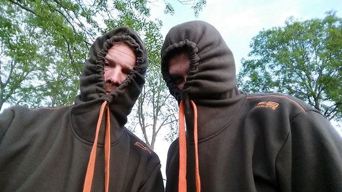 In deze tijd van het jaar kan het echt bizar vervelend zijn, meurzen/knutten, er zijn meerdere benamingen voor. Het kleinste muggetjes van Nederland, en in de meeste gevallen ‘azen’ ze met z’n allen tegelijkertijd.