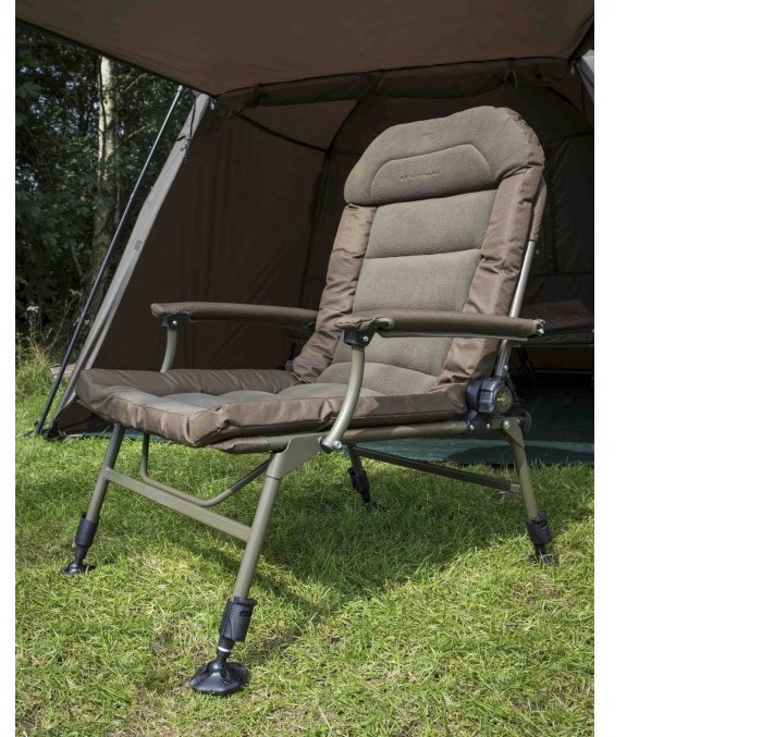 Drie producten van Avid Carp die je verblijf aan de Stoel avid carp benchmark memory foam multi chair
